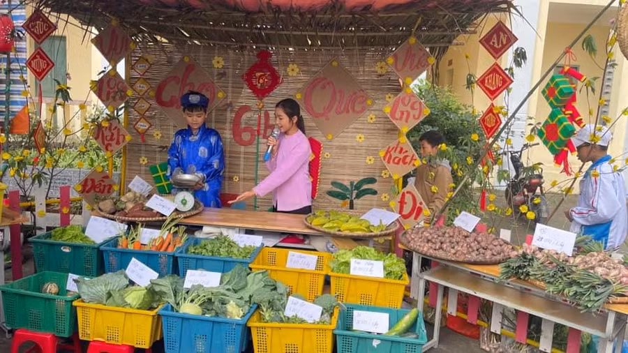 Học sinh Trường THCS Thuỵ Trường tổ chức các gian hàng chợ quê giới thiệu sản vật quê hương.