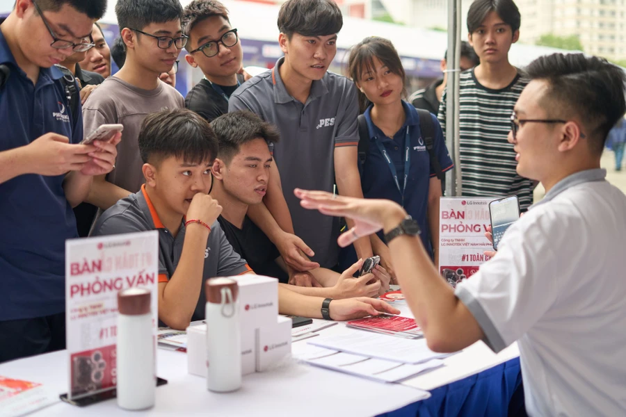 Nhà tuyển dụng trao đổi với sinh viên tại Phenikaa Career Fair.