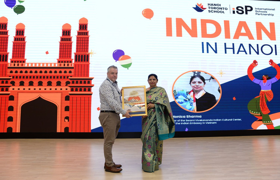 Thầy Lee Chalkly, Hiệu trưởng điều hành Trường Hà Nội Toronto (trái ảnh) nhận quà lưu niệm Tiến sĩ Monica Sharma - Giám đốc Trung tâm văn hóa Swami Vivekananda, thuộc Đại sứ quán Ấn Độ tại Việt Nam - dành tặng cho Trường.