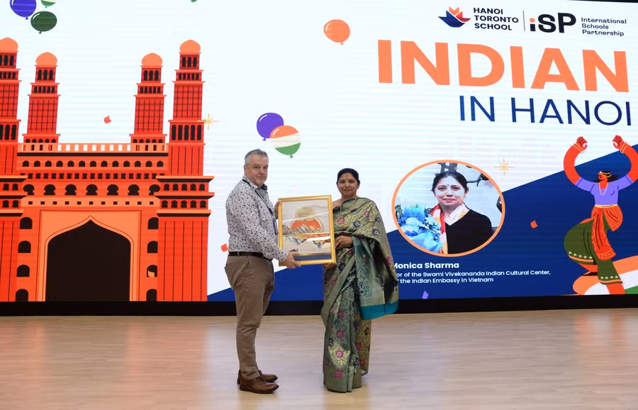 Thầy Lee Chalkly, Hiệu trưởng điều hành Trường Hà Nội Toronto (trái ảnh) nhận quà lưu niệm Tiến sĩ Monica Sharma - Giám đốc Trung tâm văn hóa Swami Vivekananda, thuộc Đại sứ quán Ấn Độ tại Việt Nam - dành tặng cho Trường.