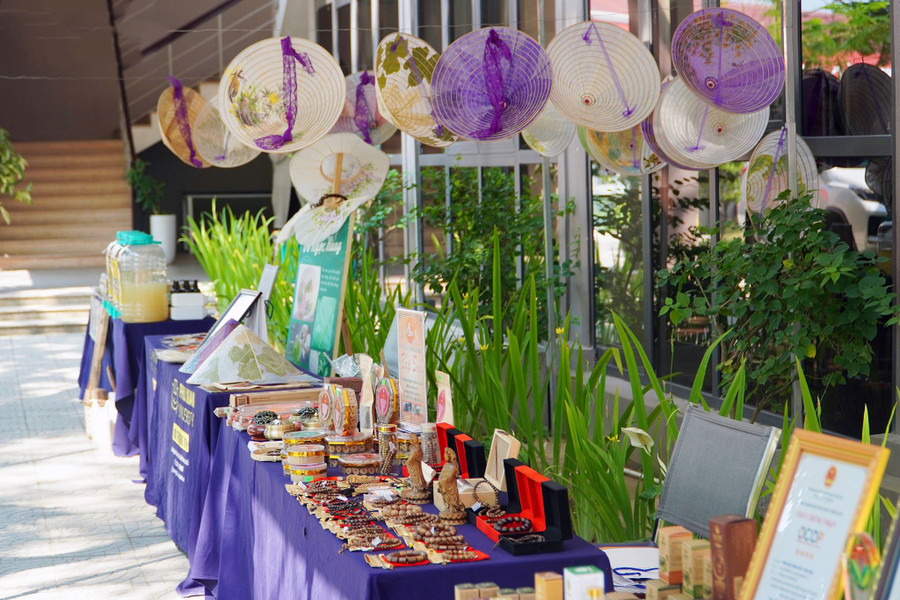 Sự kiện giới thiệu, trưng bày những sản vật đặc trưng lâu đời của Thừa Thiên Huế và sản phẩm sáng tạo của thầy trò Trường ĐH Phú Xuân. Sự kiện giới thiệu, trưng bày những sản vật đặc trưng lâu đời của Thừa Thiên Huế và sản phẩm sáng tạo của thầy trò Trường ĐH Phú Xuân.