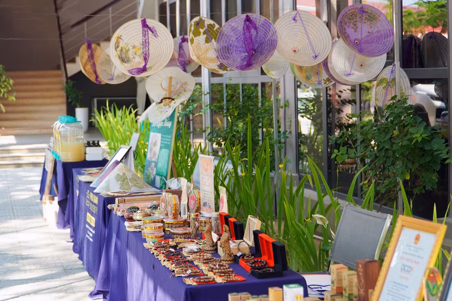 Sự kiện giới thiệu, trưng bày những sản vật đặc trưng lâu đời của Thừa Thiên Huế và sản phẩm sáng tạo của thầy trò Trường ĐH Phú Xuân.