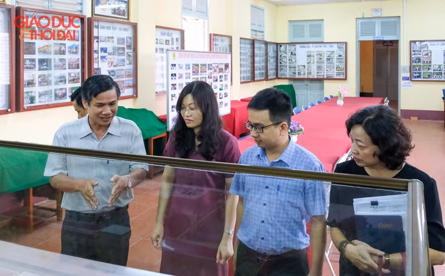 Đoàn kiểm tra đã đến và làm việc tại Trường THPT Châu Văn Liêm (quận Ninh Kiều).