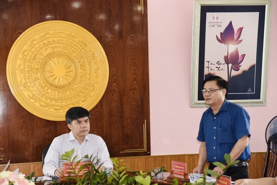 TS Lương Thanh Tân, Phó Hiệu trưởng phụ trách Trường ĐH Đồng Tháp báo cáo tại buổi làm việc.