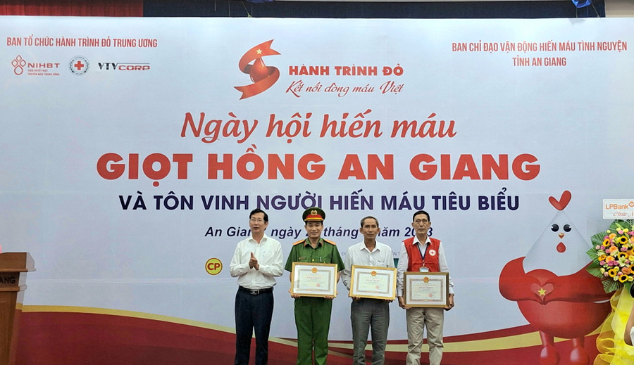 Lãnh đạo tỉnh An Giang trao Bằng khen cho các tập thể và hộ gia đình hiến máu tiêu biểu.