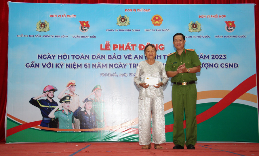 Đại tá Nguyễn Nhật Trường - Phó GĐ Công an tỉnh Kiên Giang tặng quà Cựu tù chính trị đang sinh sống tại TP Phú Quốc (Kiên Giang). Đại tá Nguyễn Nhật Trường - Phó GĐ Công an tỉnh Kiên Giang tặng quà Cựu tù chính trị đang sinh sống tại TP Phú Quốc (Kiên Giang).