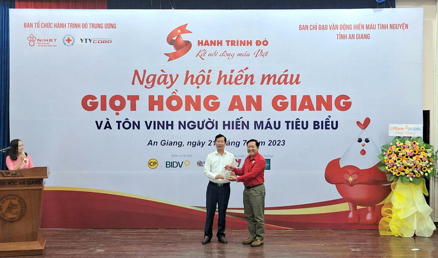 Ông Lê Văn Phước - PCT tỉnh An Giang nhận biểu trưng Hành trình đỏ.