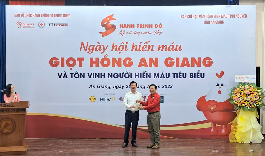 Ông Lê Văn Phước - PCT tỉnh An Giang nhận biểu trưng Hành trình đỏ.