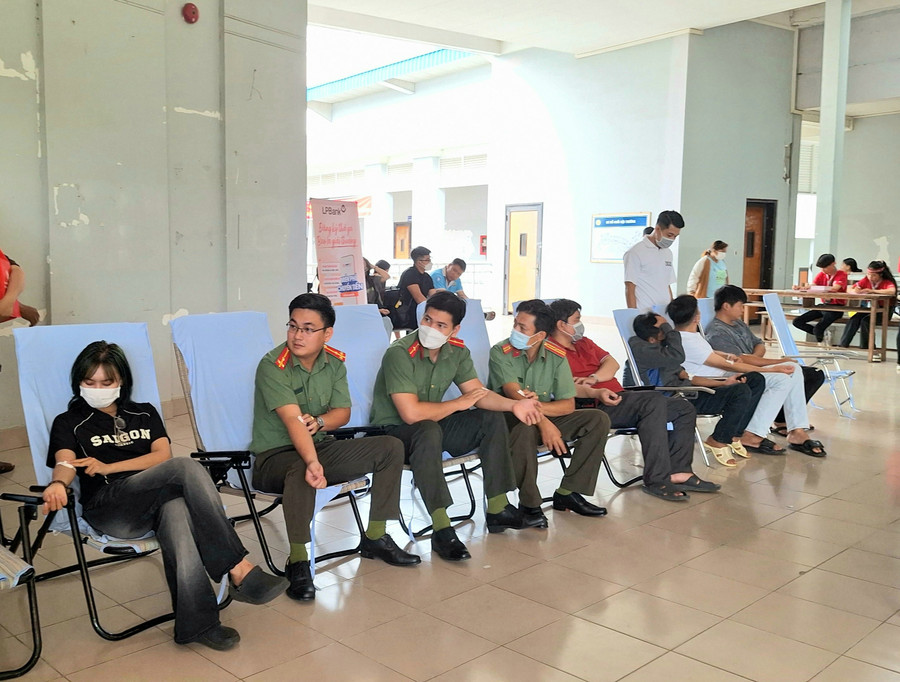 Tình nguyện viên và các bạn trẻ tham gia Chương trình &quot;Giọt hồng An Giang&quot;.