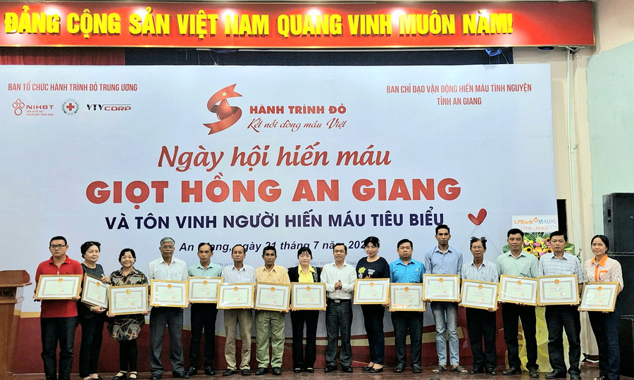 Trao Bằng khen của UBND tỉnh cho các cá nhân hiến máu tiêu biểu.