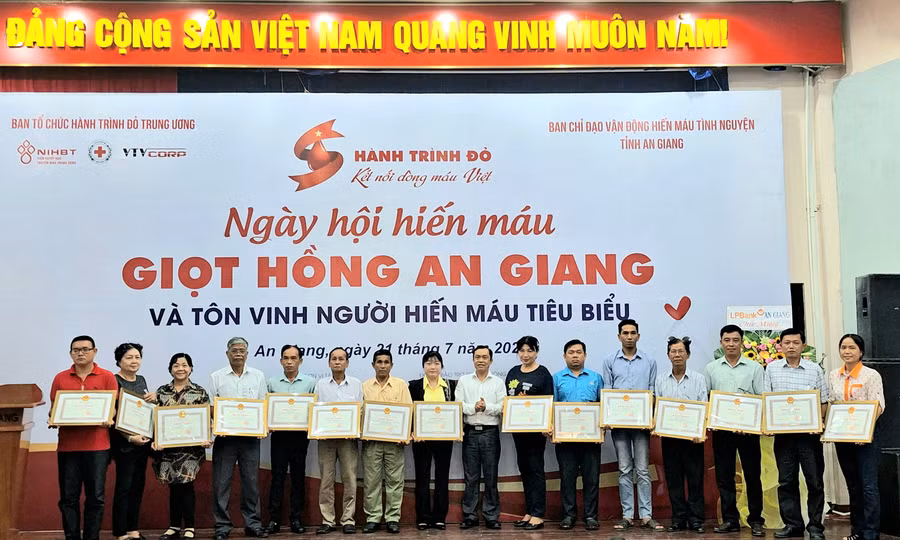 Trao Bằng khen của UBND tỉnh cho các cá nhân hiến máu tiêu biểu.