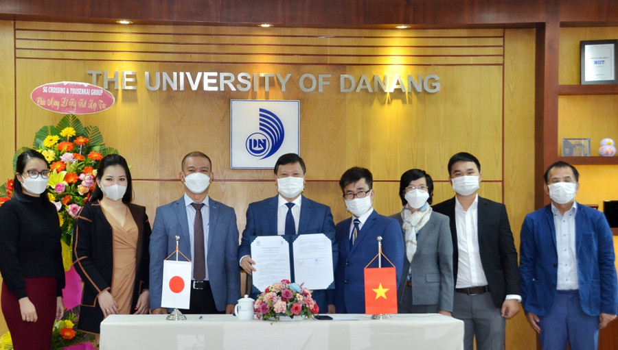 Lễ ký kết Biên bản ghi nhớ hợp tác (MOU) giữa ĐH Đà Nẵng và Công ty SG Crossing ở điểm cầu Đà Nẵng.