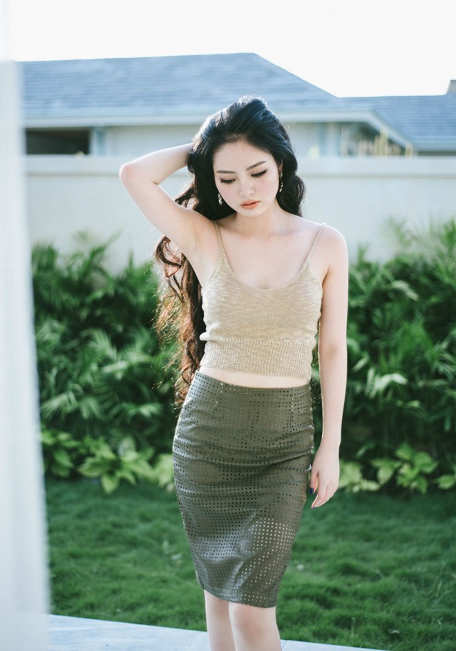 Dù không có lợi thế về chiều cao, Ngọc Anh vẫn sở hữu những đường cong khá cân đối. Hoa hậu các dân tộc Việt Nam 2013 lạ lẫm với tóc xù