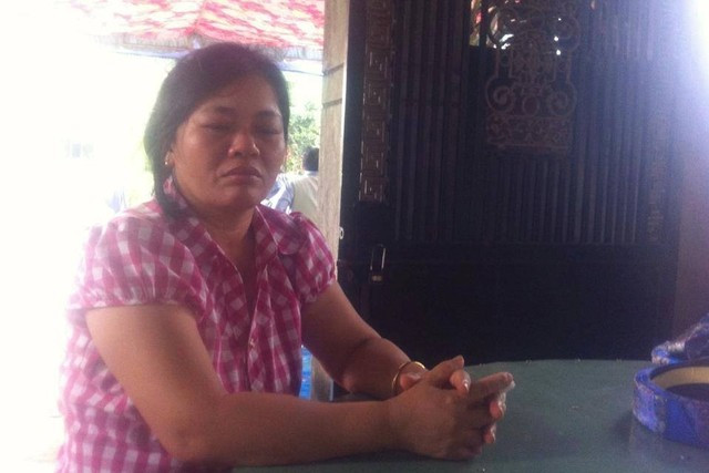 Chị Hồng (chị gái nạn nhân) kể lại câu chuyện đau lòng.