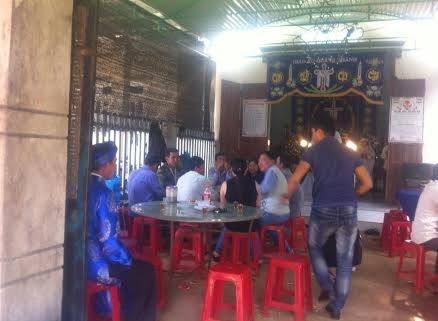 Người dân địa phương đến chia buồn với gia đình nạn nhân. Ảnh: H.Hùng