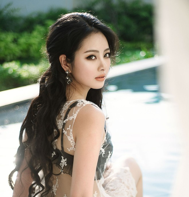 Thời gian qua, Ngọc Anh ít xuất hiện trước truyền thông vì cô vẫn theo học Đại học Mở Hà Nội. Bên cạnh đó, người đẹp cũng tham gia nhiều hoạt động thiện nguyện. Hoa hậu các dân tộc Việt Nam 2013 lạ lẫm với tóc xù