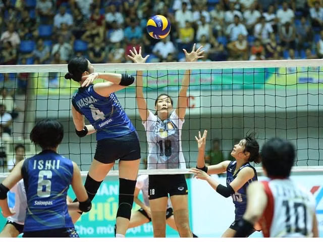 Ngọc Hoa (số 18) thi đấu ấn tượng trong màu áo Bangkok Glass tại giải các CLB nữ châu Á 2015. Ảnh: Hoài Việt