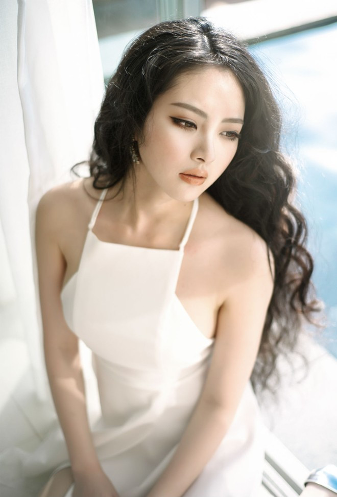 Ngọc Anh chia sẻ, thời gian này cô đang đảm nhận vai trò giám khảo cuộc thi Duyên dáng xứ Thanh 2015 nên muốn thay đổi hình ảnh. Hoa hậu các dân tộc Việt Nam 2013 lạ lẫm với tóc xù