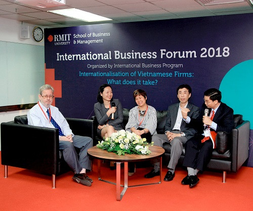 Diễn giả tham dự sự kiện (từ trái sang): TS John Walsh – giảng viên ĐH RMIT, bà Đoàn Thị Diễm Hằng, bà Đỗ Thị Thu Hà, TS Đỗ Trí Thành, TS Nguyễn Quang Trung