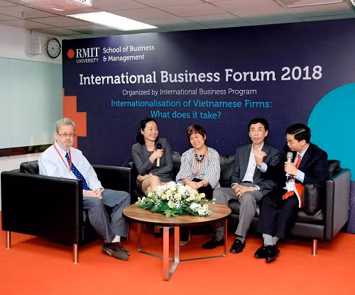 Diễn giả tham dự sự kiện (từ trái sang): TS John Walsh – giảng viên ĐH RMIT, bà Đoàn Thị Diễm Hằng, bà Đỗ Thị Thu Hà, TS Đỗ Trí Thành, TS Nguyễn Quang Trung