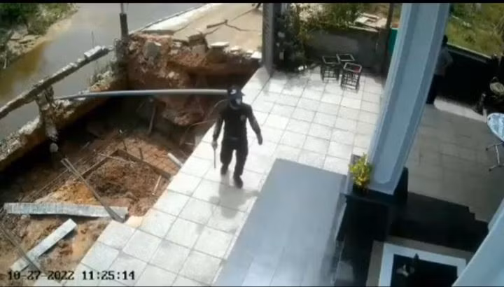 Camera ghi lại diễn biến vụ việc.