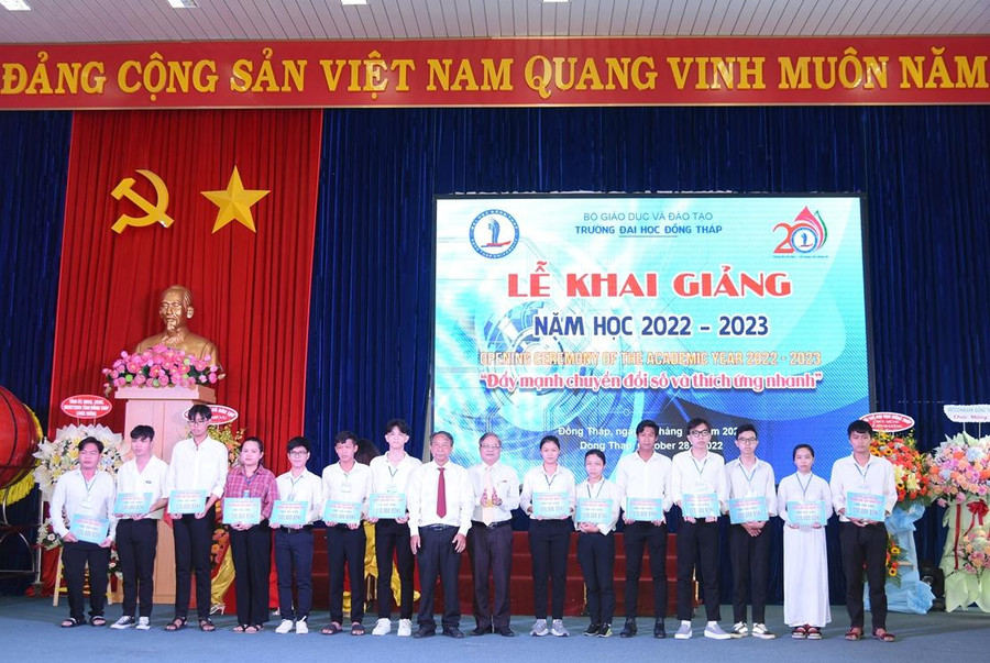 Trao học bổng khuyến khích học tập cho SV vượt khó học tốt. Trao học bổng khuyến khích học tập cho SV vượt khó học tốt.