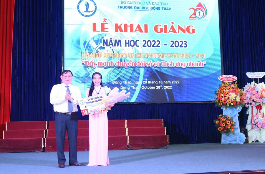 Tân SV Lê Thị Như, ngành Sư phạm Ngữ văn nhận học bổng thủ khoa toàn trường. Tân SV Lê Thị Như, ngành Sư phạm Ngữ văn nhận học bổng thủ khoa toàn trường.