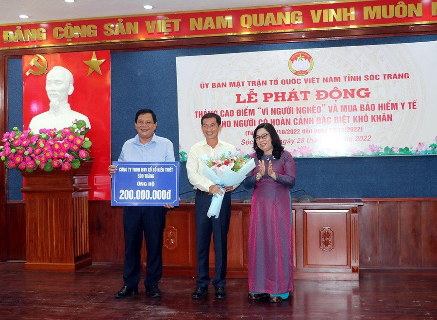 Công ty TNHH MTV Xổ số kiến thiết tỉnh Sóc Trăng ủng hộ Quỹ Vì người nghèo. Công ty TNHH MTV Xổ số kiến thiết tỉnh Sóc Trăng ủng hộ Quỹ Vì người nghèo.