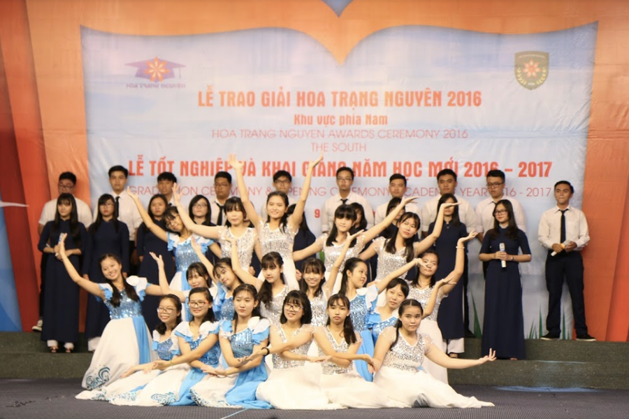 Tiết mục văn nghệ của SV nhà trường trong lễ trao giải Tiết mục văn nghệ của SV nhà trường trong lễ trao giải