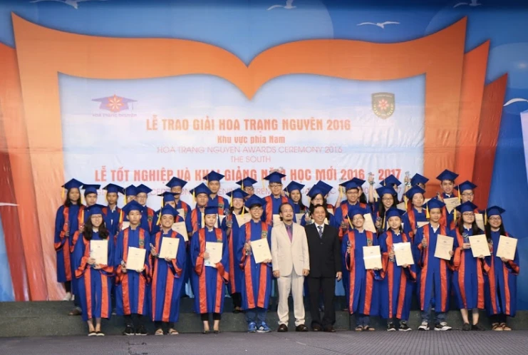 Lãnh đạo Tập đoàn Tân Tạo và Ban giám Hiệu trường ĐH Tân Tạo trao học bổng cho các Hoa Trạng nguyên mùa thứ 9