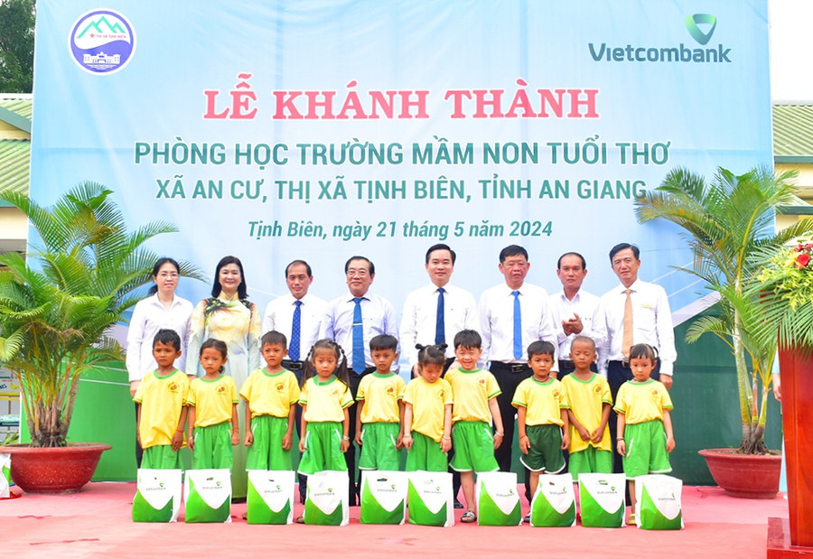 Tặng quà cho các cháu học sinh Trường Mầm non Tuổi Thơ. (Ảnh: TT) Tặng quà cho các cháu học sinh Trường Mầm non Tuổi Thơ. (Ảnh: TT)