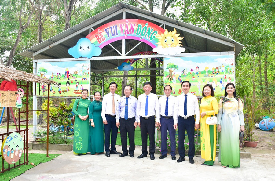 Đơn vị tài trợ bàn giao khu vui chơi cho Trường Mầm non Tuổi Thơ. (Ảnh: TT) Đơn vị tài trợ bàn giao khu vui chơi cho Trường Mầm non Tuổi Thơ. (Ảnh: TT)