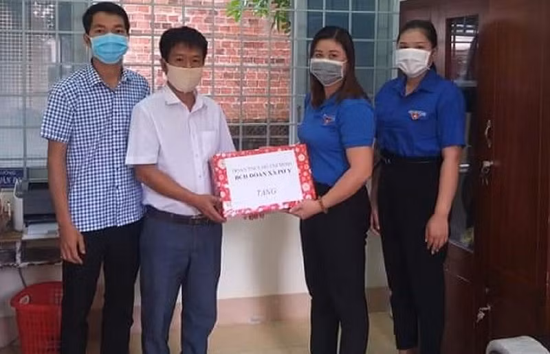 Nàng Len (ngoài cùng bên phải) mong muốn có thể đưa tiếng nói của người dân tộc Brâu đến với chính quyền các cấp.