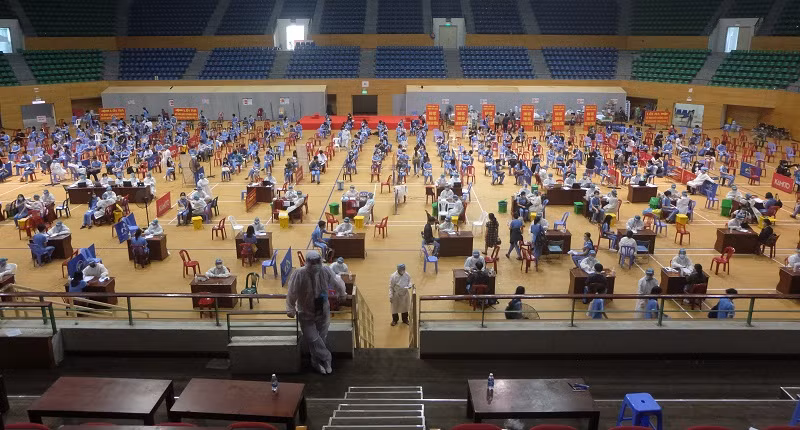 Điểm tiêm chủng vắc-xin ngừa Covid-19 cho trẻ từ 15 đến dưới 18 tuổi ở Cung thể thao Tiên Sơn.