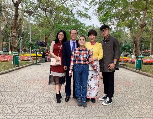 Khánh bên cạnh những người thân trong gia đình. Ảnh: NVCC