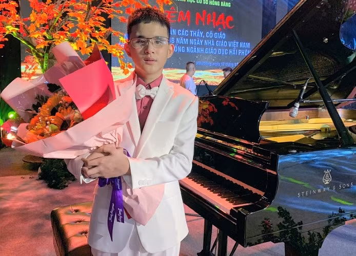 Khánh là cậu bé khiếm thị giàu nghị lực. Ảnh: NVCC