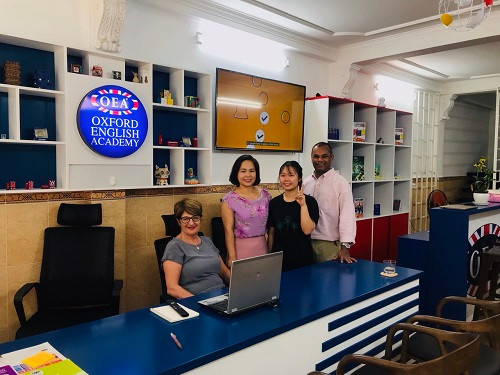 Ông Ben Mowlah và bà Karen Pethick - Giám đốc OEA Oxford cùng bà Bùi Thị Phương Liễu - GĐ Điều hành OEA HCM và học viên tại cơ sở OEA HCM Ông Ben Mowlah và bà Karen Pethick - Giám đốc OEA Oxford cùng bà Bùi Thị Phương Liễu - GĐ Điều hành OEA HCM và học viên tại cơ sở OEA HCM