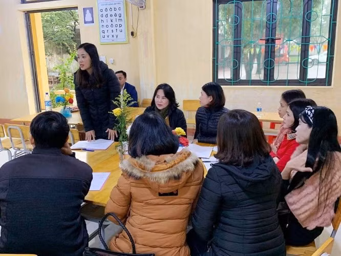 Trường Tiểu học thị trấn Cẩm Xuyên tập huấn Chương trình GDPT mới cho GV.