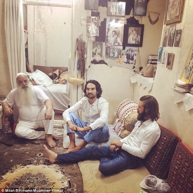 Hai người còn được những người dân địa phương cho ở nhờ. (Isfahan, Iran)