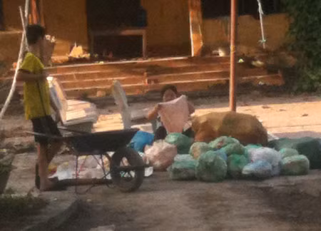 Những bao tải đựng bì lợn, mỡ lợn thối được chuyển về các cơ sở nấu mỡ.