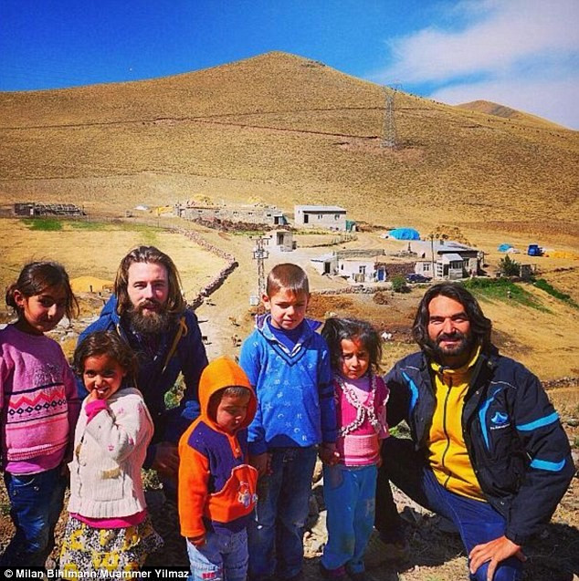 Chuyến đi hoàn toàn thuận lợi ở các nước châu Âu, tuy nhiên Milan gặp rắc rối ở Iran vì anh không được cấp visa ở sân bay do là người Đức. Hai người đã phải đợi cấp visa trong 7 ngày ở biên giới Iran – Thổ Nhĩ Kỳ.