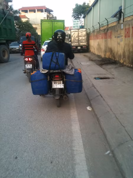 Chở mỡ bẩn đi tiêu thụ.