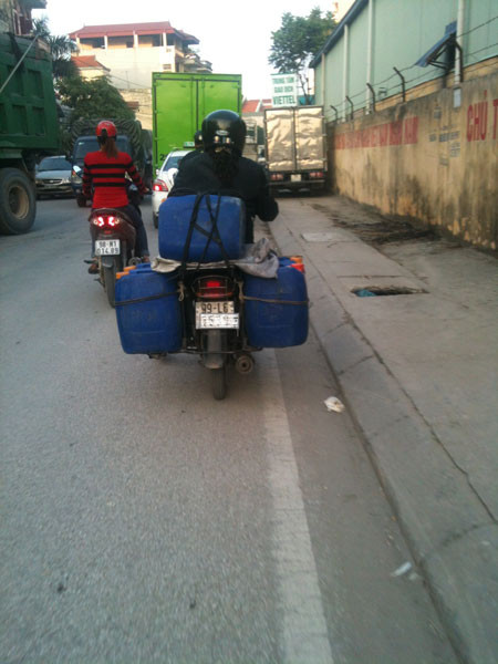 Chở mỡ bẩn đi tiêu thụ. Chở mỡ bẩn đi tiêu thụ.