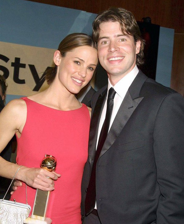 Trước khi là bà xã của Ben Affleck và lui về hậu trường để ông xã tỏa sáng trong sự nghiệp, Jennifer Garner từng có cuộc hôn nhân với nam diễn viên Scott Foley. Họ gặp nhau trên trường quay bộ phim Felicity năm 1998 nơi Jennifer làm khách mời và kết hôn vào năm 2000. Trước khi là bà xã của Ben Affleck và lui về hậu trường để ông xã tỏa sáng trong sự nghiệp, Jennifer Garner từng có cuộc hôn nhân với nam diễn viên Scott Foley. Họ gặp nhau trên trường quay bộ phim Felicity năm 1998 nơi Jennifer làm khách mời và kết hôn vào năm 2000.