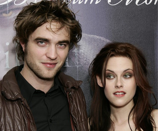 Cặp đôi “phim giả tình thật” Kristen Stewart - Robert Pattinson đã giấu diếm chuyện hẹn hò mãi cho tới khi scandal lừa dối của Kristen, cô mới thừa nhận yêu tài tử người Anh. Vốn là những người không thích đời tư bị chú ý, trong suốt gần 5 năm yêu nhau, đôi uyên ương Twilight khiến giới truyền thông vất vả để săn cho được những bức ảnh họ tình tứ. Cặp đôi “phim giả tình thật” Kristen Stewart - Robert Pattinson đã giấu diếm chuyện hẹn hò mãi cho tới khi scandal lừa dối của Kristen, cô mới thừa nhận yêu tài tử người Anh. Vốn là những người không thích đời tư bị chú ý, trong suốt gần 5 năm yêu nhau, đôi uyên ương Twilight khiến giới truyền thông vất vả để săn cho được những bức ảnh họ tình tứ.
