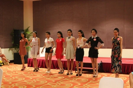 Cận cảnh một buổi tập catwalk của thí sinh Hoa hậu Việt Nam