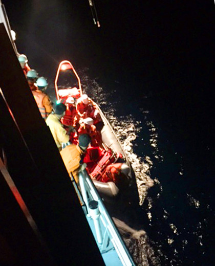 Lực lượng cứu hộ khá vật vả mới có thể tiếp cận, chuyển thuyền viên bị nạn về đất liền khi thời tiết trên biển có gió to, sóng lớn. Ảnh: Xuân Sơn tau2-7797-1417323720.jpg