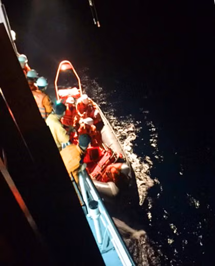 Cứu thuyền viên trên tàu Hong Kong trong bão