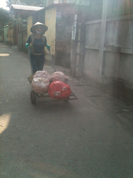 Chở bì lợn, mỡ thối về nhà. Chở bì lợn, mỡ thối về nhà.