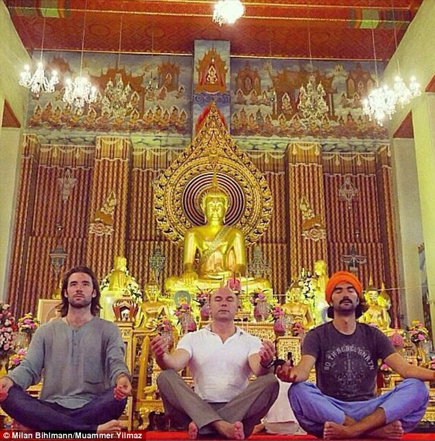 Một doanh nhân ở Calcutta liên lạc với họ qua Facebook và đề nghị trả tiền cho chuyến bay đến Bangkok sau khi đọc câu chuyện về chuyến đi này trên một tờ báo địa phương. 